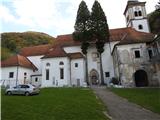 V kompleksu samostana je cerkev Sv.Treh kraljev.