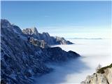 pogled proti Špiku in Martuljškim vrhovom je veličasten, kot bi jih megleni oblaki hoteli ugrabiti