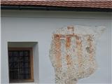Na stenah so neke freske ,ki jih bodo zgleda obnovili.