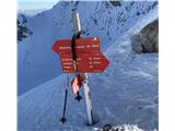 Snegometer na Srenjskem prevalu kaže 115cm. Na strmini ga je bistveno manj.