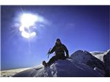 Prijatelju Luki prvi zimski alpski vrh...jedva je stao na noge koliko je puhalo :D