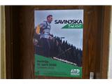 Savinjska Trail Ideja, nalepljena na vrata planinskega doma na Kalu 