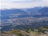 Hišni gori Innsbrucka: Hafelekarspitze (2334 m) in Patscherkofel (2246 m) Pogled z vrha proti Innsbrucku