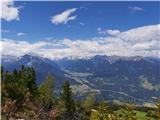 Hišni gori Innsbrucka: Hafelekarspitze (2334 m) in Patscherkofel (2246 m) Pogled proti Stubajskim Alpam s sestopa po prijetni, strmi neoznačeni poti. Izstopa Serles (2717 m) na levi, tretji izmed velikih razglednikov nad Innsbruckom