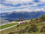 Hišni gori Innsbrucka: Hafelekarspitze (2334 m) in Patscherkofel (2246 m) Zg. postaja žičnice ob koncu neoznačenega sestopa z vrha