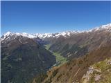 7 vrhov Stubaja: Hoher Burgstall (2611 m) Pogled proti dolini Oberbergtal in goram nad njo