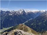 7 vrhov Stubaja: Hoher Burgstall (2611 m) Pogled proti jugu - vidni so številni ključni vrhovi Stubajskih Alp: 3507 m visoki Zuckerhütl, Wilder Freiger, Habicht...