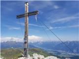 Lustige Bergler Steig in Innsbrucker Klettersteig - zavarovani poti nad Innsbruckom Ampferstein - vrh (2556 m)