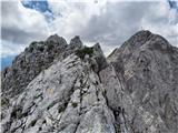Lustige Bergler Steig in Innsbrucker Klettersteig - zavarovani poti nad Innsbruckom Nordkette: pogled proti Kemacherju s poti po grebenu
