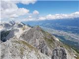 Lustige Bergler Steig in Innsbrucker Klettersteig - zavarovani poti nad Innsbruckom Nordkette: pogled nazaj na preplezani greben z vrha Kemacherja (2480 m)
