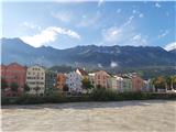 Greben, po katerem poteka Innsbrucker ferrata, neposredno nad mestom