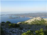 malo naprej po grebenu se odpre pogled na mesto Korčula