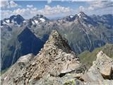 Hohe Geige (3394 m) - prvak severnega dela gorstva Prehod do zavarovanega dela poti III.: pogled nazaj z izpostavljenega dela grebena