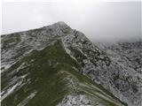 Solsteina (2637 m, 2541 m) in Hohe Munde (2662 m, 2592 m) Pogled proti nadaljevanju poti do razpotja med glavama Solsteina; Kleiner se skriva v megli