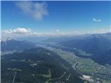 Solsteina (2637 m, 2541 m) in Hohe Munde (2662 m, 2592 m) Hohe Munde - V (2592 m).: pogled proti vzhodnemu delu doline Inna, Innsbruck je skrit za V delom Nordketteja