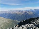 Mogočni Piz Linard (3410 m) z okolico, 25.-26.8.2020 (Silvretta) Vrh Piz Linarda (3410 m) IV.: pogled proti Ortlerju in daleč pod njim na SZ švicarski del doline Inna