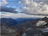 Klasika Stubajskih Alp - Zuckerhütl (3507 m), Wilder Pfaff (3456 m) in Wilder Freiger (3418 m) Pozni popoldan pri koči Becherhaus I.: pogled proti Italiji
