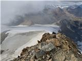 V iskanju Ötzija: Similaun (3606 m), Ötzi Fundstelle (3210 m) in Finailspitze (3514 m) Vzpon preko zaključnega grebena IV.: pogled nazaj na najbolj neugoden del vzpona