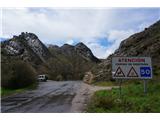 Camino del Salvador – pot preko gora Asturije Pot se na tem mestu priključi cesti in se zaćne dvigovati