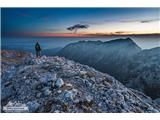 Samotni gornik na Turski gori s pogledom na Kalški greben.