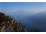 Monte Carone – na italijanskih bojnih položajih nad Gardo Jezero Garda v jutranji meglici. Kasneje je bila vidljivost samo še slabša