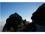 Monte Pasubio in izjemna pot Strada delle 52 Gallerie  V levem skalovju je utrjena obcestna postojanka iz WW1