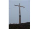 ogromen križ na vrhu Grmade