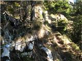To je že skalnata Štajnarica, kjer je par sklopov jeklenic prek teh skal, ki nas varno prepeljejo čez.