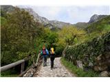 Cima Capi – razglednik nad Gardo po ferati F. Susatti Začetek poteka po strmi, s kamenjem tlakovani poti