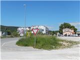 Slavnik - 1028 m prostorno parkirišče v bližini železniške postaje v Kozini