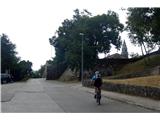 Hum - Roč - Kotli že pred glavnimi vrati mesta Roč,ki pravtako leži na manjši vzpetini