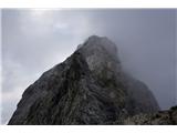 Monte Avanza iz sedla zgleda zelo nepristopna. Pot nanjo pelje po desni strani