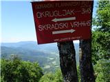 Špičasti vrh časovnice za Goransko planinsko pot