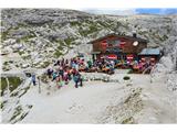 Sextenski Dolomiti-Croda Fiscalina di Mezzo-2675m Pri koči je velik dren-obiska ogromno.