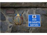 CAMINO del NORTE - asfaltna pot v Santiago Večinoma srečuješ tri oznake ... voda je pitna, voda ni pitna, voda ni sanitarno obdelana