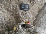 Spominsko znamenje za preminulima planincema s svežim šopkom z Viške planine