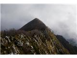 Monte Piciat - 1617 m Pot se stalno dviga in spušča, vendar stalno poteka na približno enaki višini