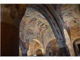 Znana pa je po čudovitih ohranjenih freskah.