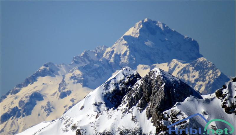 Ledinski vrh in Storžek ter v ozadju Triglav