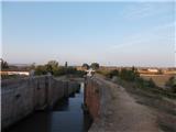 Camino Frances Canal de Castilla pred krajem Fromista. Brez namakanja bi bilo tu kmetijstvo precej klavrno.