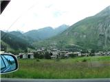 Prihod v Val D´Isere Sledi spust na med gorami ujeto vasico La Thuile 1490m