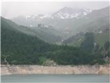 Prihod v Val D´Isere Tignes s ceste,spodaj ogromno jezero Lac du Chervil 1800m