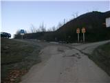 Na posljednjem raskrižju nalazi se parkiralište. Naš put na vrh Ivanščice preko Konja vodi desnom cestom.