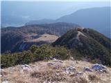 pogled nazaj na prvo izboklino Krsteniškega stoga, pot po grebenu in zadaj planina Krstenica