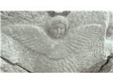 angelček izklesan v kamen 