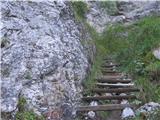 Takoj pri slapu pa edine lesene stopnice z jeklenicami. Naprej pa so neštete stopnice vsekane v skalo.